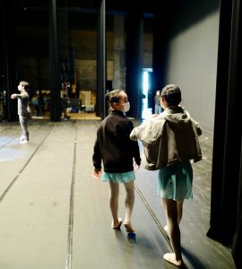 camino a la academia de baile 770x857